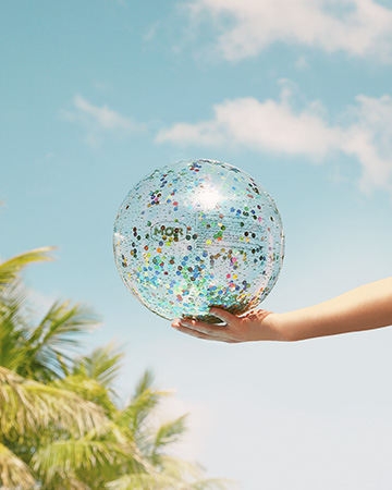 A nova Bola Glitter chegou pra deixar os esportes de verão ainda melhores.
